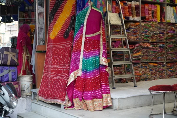 Μικρός Ιδιοκτήτης Καταστήματος Ινδιάνος Πουλάει Σάλια Ρούχα Και Σουβενίρ Στο — Φωτογραφία Αρχείου