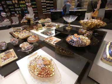 Dubai BAE - Mayıs 2019: Patchi çikolataları ve hediye paketleri satışa sunuldu. Patchi Lübnanlı bir çikolata üreticisi..