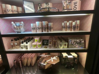 Dubai BAE - Mayıs 2019: Victoria 's Secret mağazasında. Victoria 's Secret parfümleri, satılık kremler. Victoria 's Secret kadın iç çamaşırı, kadın giyim ve güzellik ürünleri perakendecisi..