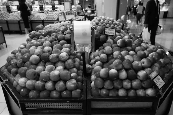 Imagem Preto Branco Monte Maçãs Vermelhas Caixas Supermercado Maçãs Serem — Fotografia de Stock