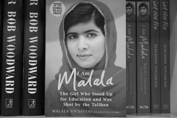 2019年12月 迪拜阿联酋出版了一本名为 Malala Yousafzai 的巴基斯坦女性教育积极分子 书店最年轻的诺贝尔奖获得者的书 黑白照片 2Pl 图库图片