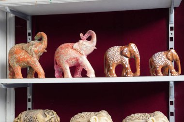 Rajasthani El Sanatları ağır iş yaptı Ambabari Fili. Lucky Charm çok renkli. CMD2