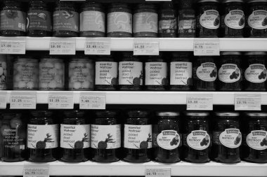 Geleneksel Meyve ve Sebze Turşularının Siyah ve Beyaz Görüntüsü. Raftaki tuzlu turşu kavanozları. Pancar, zeytin, lahana, salatalık, soğan, domates. - Dubai Uae Aralık 2019 BFG