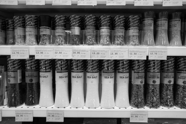 海塩の黒と白の写真 コショウ スパイス ハーブ コリアンダーなど販売のための棚に入れ ハーブと棚 スーパーマーケットでスパイスや調味料 ドバイUae 12月2019 Bft — ストック写真