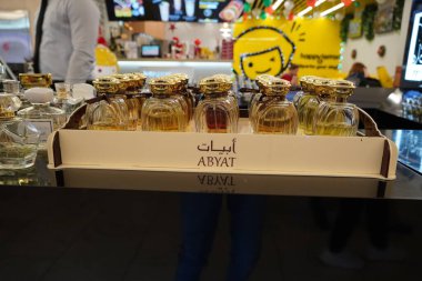 Dubai BAE - Aralık 2019 OPI mağazasında satışa sunulan güzel Arap parfüm şişeleri