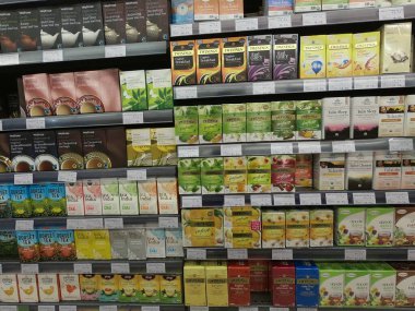 Dubai BAE - Mayıs 2019: Süpermarkette satışa sunulan kutularda Twinnings çayı. Raflarda satılık çeşitli çay paketleri sergileniyor. Earl Grey Tea, Lemon Tea, Fennel Tea, Ginger Tea.