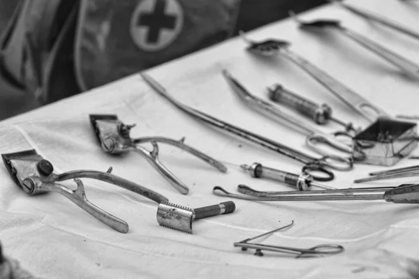 Masada eski tıbbi aletler var.