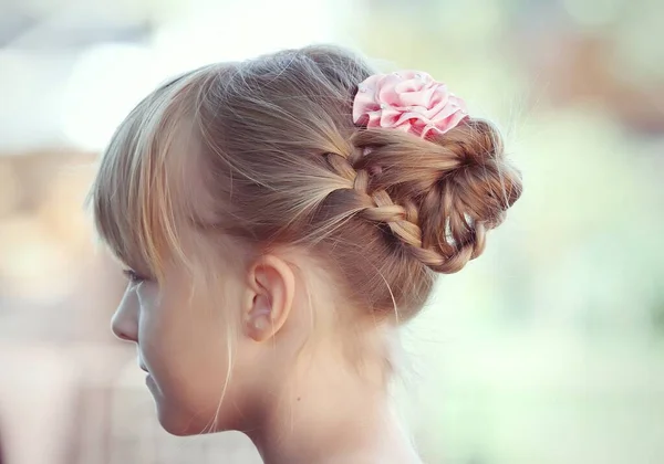 Girl Shows Her Hairstyle — Stock Photo, Image