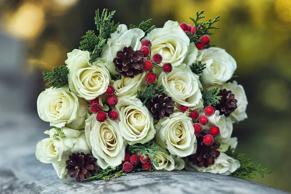 Taş duvarda düğün buketi