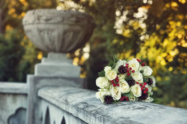 Taş duvarda düğün buketi