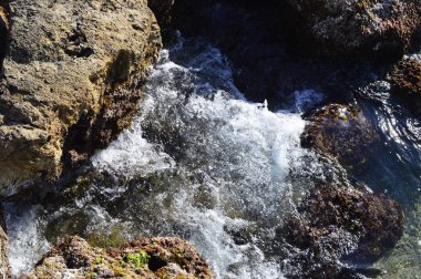 İspanya'da Akdeniz'in parlak turkuaz rengi ile kayalık kıyı şeridi