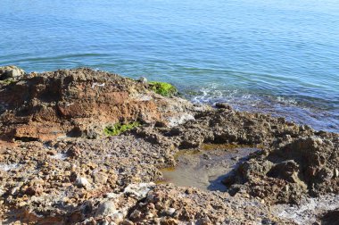 İspanya'da Akdeniz'in parlak turkuaz rengi ile kayalık kıyı şeridi