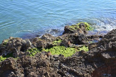 İspanya'da Akdeniz'in parlak turkuaz rengi ile kayalık kıyı şeridi