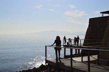 İspanya 'da deniz kıyısındaki gezinti alanındaki ahşap geçit. 