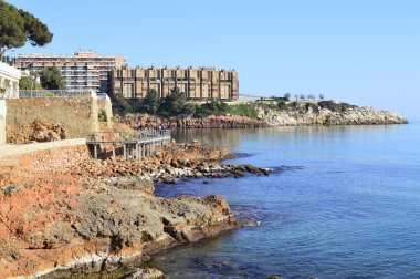 İspanya'da Akdeniz'in parlak turkuaz rengi ile kayalık kıyı şeridi