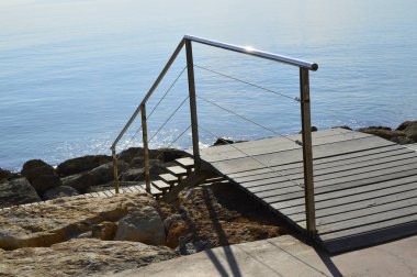 İspanya'da Akdeniz'in parlak turkuaz rengi ile kayalık kıyı şeridi