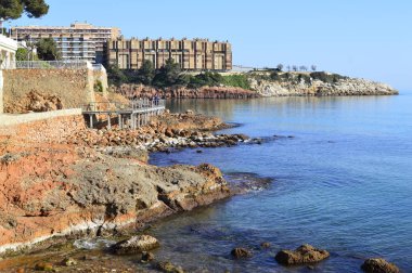 İspanya'da Akdeniz'in parlak turkuaz rengi ile kayalık kıyı şeridi