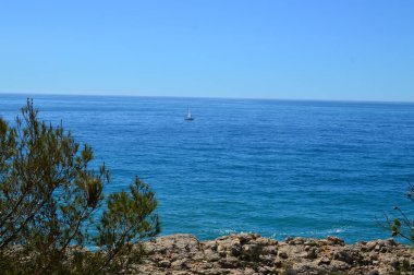 İspanya'da Akdeniz'in parlak turkuaz rengi ile kayalık kıyı şeridi