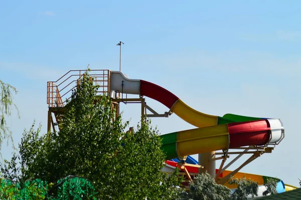 Corrediça Água Alta Multi Colorida Parque Aquático — Fotografia de Stock