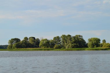 Nehirden kıyıya görünüm