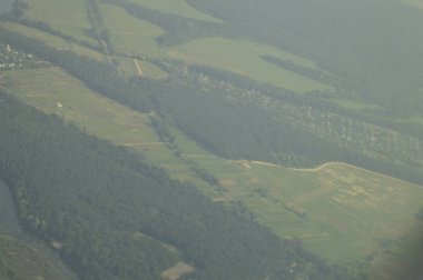 iniş veya kalkış sırasında, uçağın porthole etkileyici arazi.