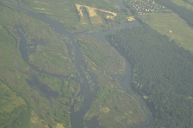 iniş veya kalkış sırasında, uçağın porthole etkileyici arazi.