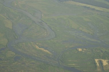 iniş veya kalkış sırasında, uçağın porthole etkileyici arazi.