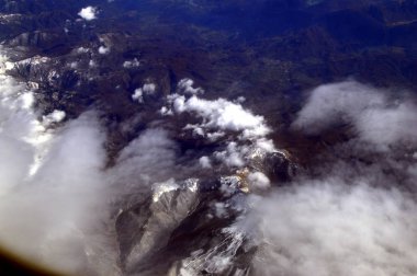 iniş veya kalkış sırasında, uçağın porthole etkileyici arazi.