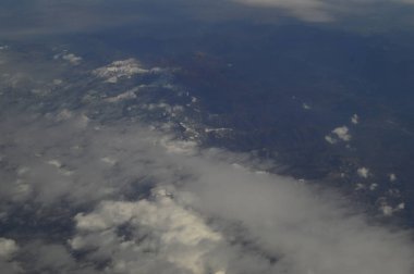 iniş veya kalkış sırasında, uçağın porthole etkileyici arazi.
