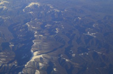 iniş veya kalkış sırasında, uçağın porthole etkileyici arazi.