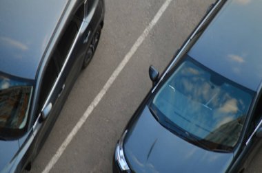 yüksek bir pencereden otopark görünümü, park etmiş araba çok