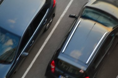 yüksek bir pencereden otopark görünümü, park etmiş araba çok