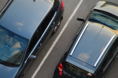 yüksek bir pencereden otopark görünümü, park etmiş araba çok