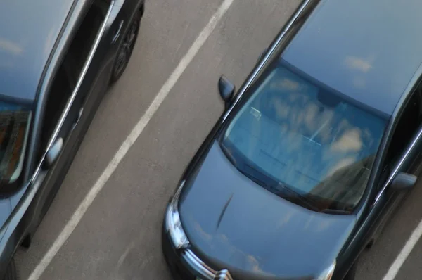 yüksek bir pencereden otopark görünümü, park etmiş araba çok