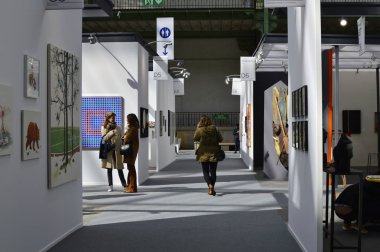 Önizleme Sanat Paris Sanat Fuarı 2019/ Paris, Fransa 03.04.2019. Art Paris, muhteşem Grand Palais'te 20 ülkeden 150 modern ve çağdaş sanat galerisini bir araya getirecek.