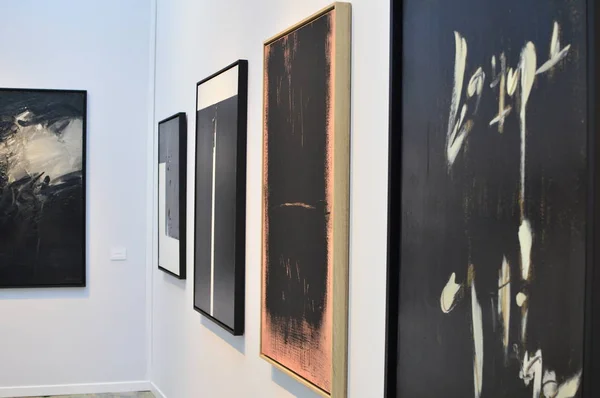 Önizleme Sanat Paris Sanat Fuarı 2019/ Paris, Fransa 03.04.2019. Art Paris, muhteşem Grand Palais'te 20 ülkeden 150 modern ve çağdaş sanat galerisini bir araya getirecek.