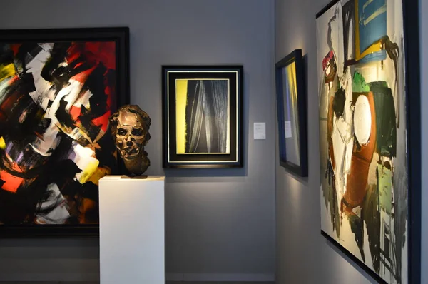 Önizleme Sanat Paris Sanat Fuarı 2019/ Paris, Fransa 03.04.2019. Art Paris, muhteşem Grand Palais'te 20 ülkeden 150 modern ve çağdaş sanat galerisini bir araya getirecek.