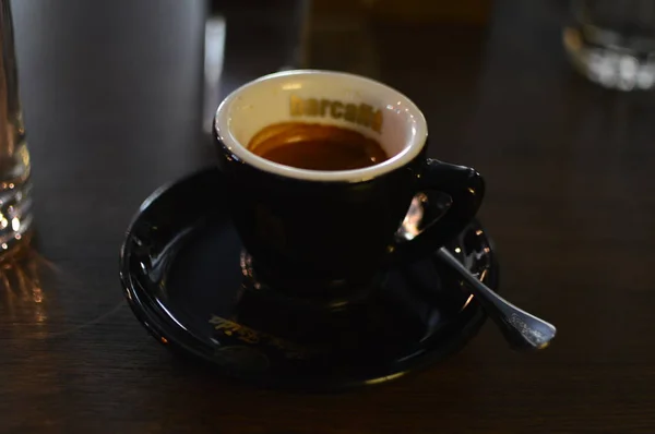 Кофе и чай с конфетами — стоковое фото