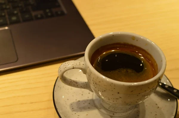 Kaffee und Tee mit Süßigkeiten — Stockfoto