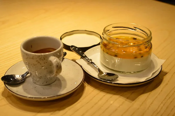 과자를 곁들인 커피와 차 — 스톡 사진