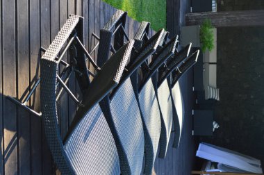 Güneşli mavi yüzme havuzu