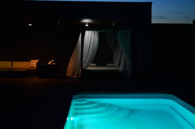 Güneşli mavi yüzme havuzu