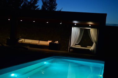 Güneşli mavi yüzme havuzu