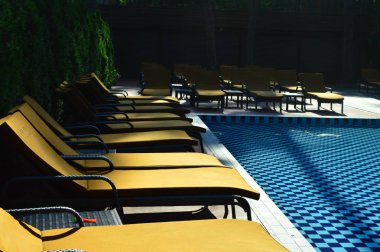 Güneşli mavi yüzme havuzu