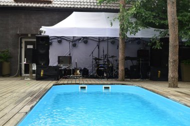 Güneşli mavi yüzme havuzu