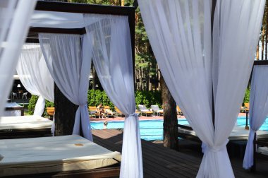 Güneşli mavi yüzme havuzu