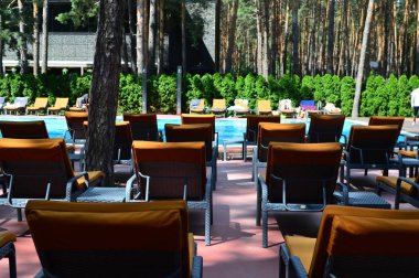 Güneşli mavi yüzme havuzu