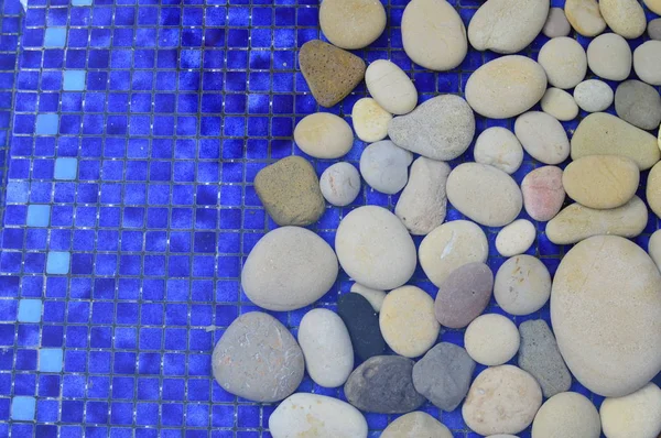 Piscina Blu Con Lettini — Foto Stock