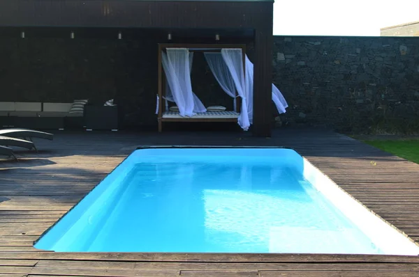 양지바른 라운지가 파란색 수영장 — 스톡 사진