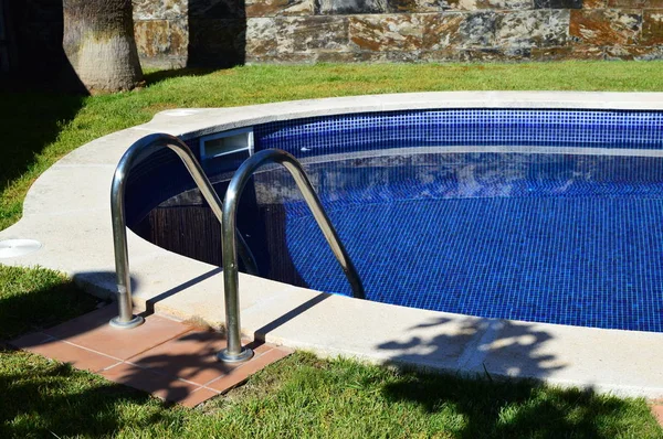 Piscina Azul Con Tumbonas —  Fotos de Stock